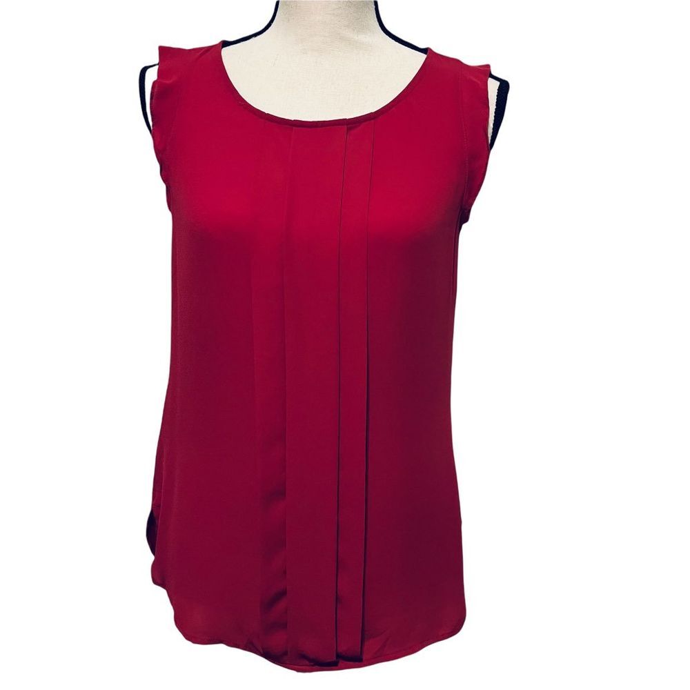 LOFT 100% polyester sleeveless‎ blouse with front pleats. Size XS.